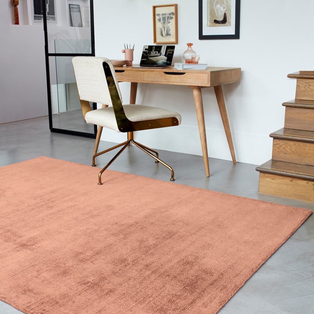 Blade Plain Modern Vintage Distressed Rugs in Earth Pink